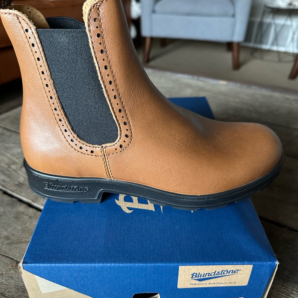 Blundstone Women’s Chelsea Leather Boots- Brand New